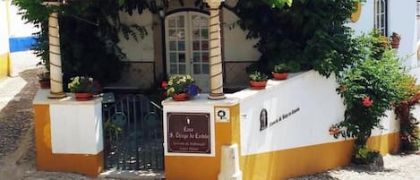A building with a sign indicating 'Casa S. Tirso de Castro' and 'Tourist Information Center.'