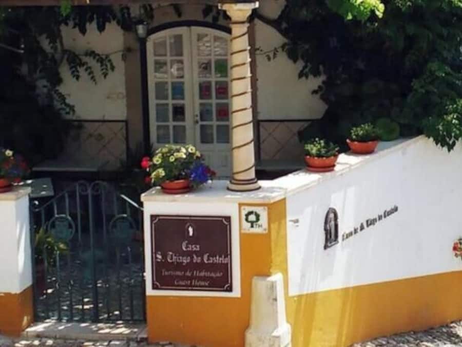 Un edificio con un cartel que indica 'Casa S. Tirso de Castro' y 'Centro de Información Turística'.