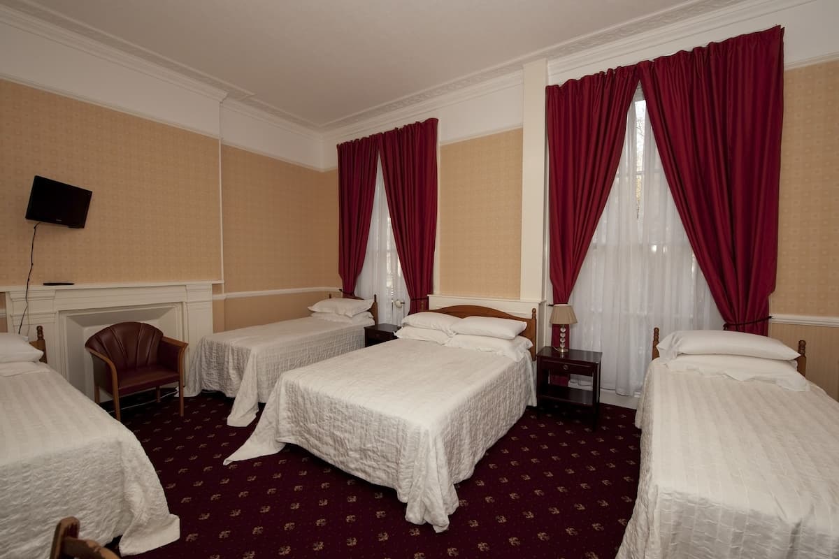 Camas Select Comfort, escritorio, cortinas blackout y cuna de viaje