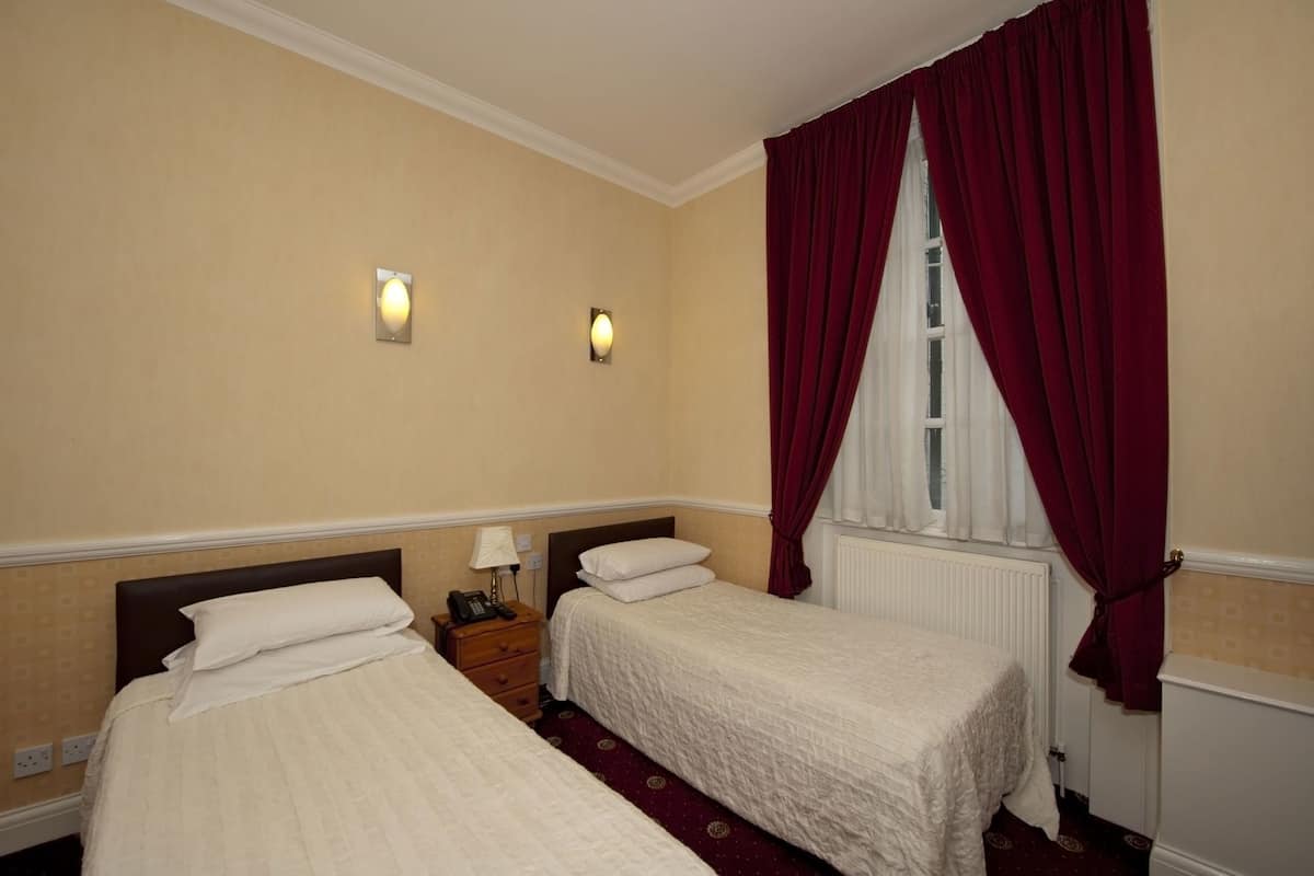 Camas Select Comfort, escritorio, cortinas blackout y cuna de viaje