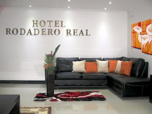 Lobby sitting area - Hotel Rodadero Real (Santa Marta)