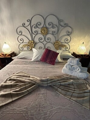Premium bedding, down duvets, memory-foam beds, minibar - La Castellana (Bergamo)