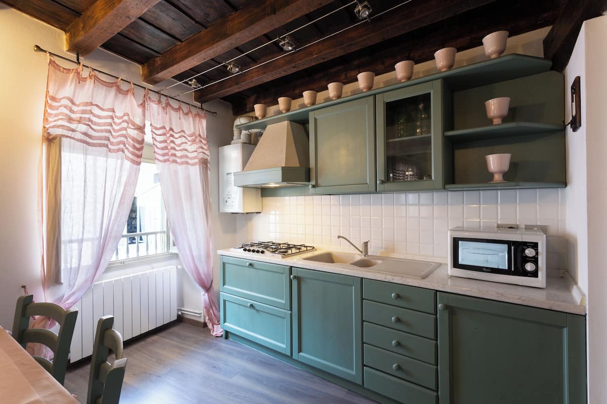 apartment (teatro via torquato tasso 4) | private kitchen | electric kettle