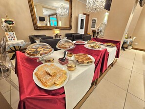 Petit déjeuner buffet (7.5 EUR par personne)