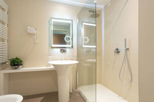 Suite, 1 Schlafzimmer (2 adults) | Badezimmer | Dusche, Regendusche, kostenlose Toilettenartikel, Haartrockner