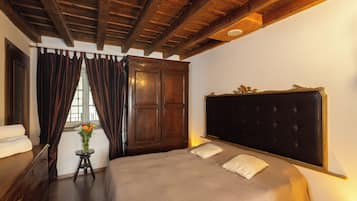 Appartamento (TEATRO Via Torquato Tasso 4) | 1 camera, biancheria da letto di alta qualità, copriletto in piuma