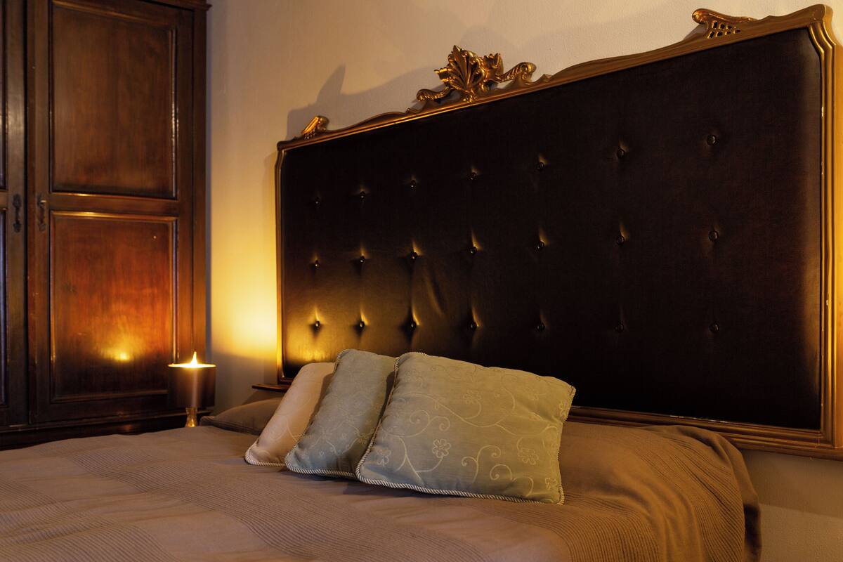 Appartamento (TEATRO Via Torquato Tasso 4) | 1 camera, biancheria da letto di alta qualità, copriletto in piuma