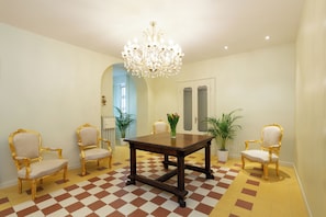 Petit déjeuner buffet (7.5 EUR par personne)