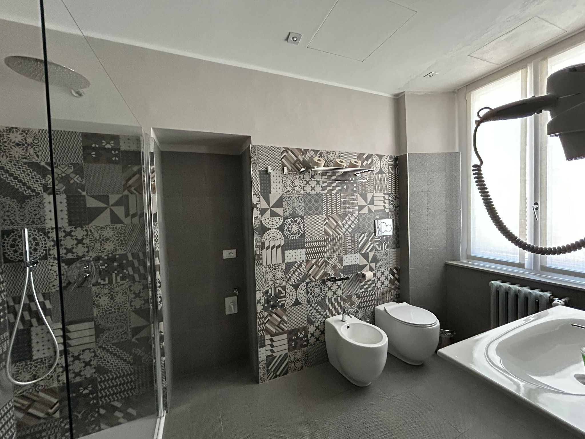 studio suite | bathroom | shower, rainfall showerhead, free toiletries, hair dryer