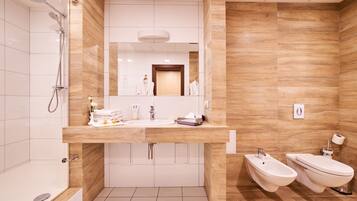 Executive Apartment | Bathroom | Free toiletries, hair dryer, bathrobes, slippers