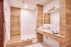 Executive Apartment | Bathroom | Free toiletries, hair dryer, bathrobes, slippers
