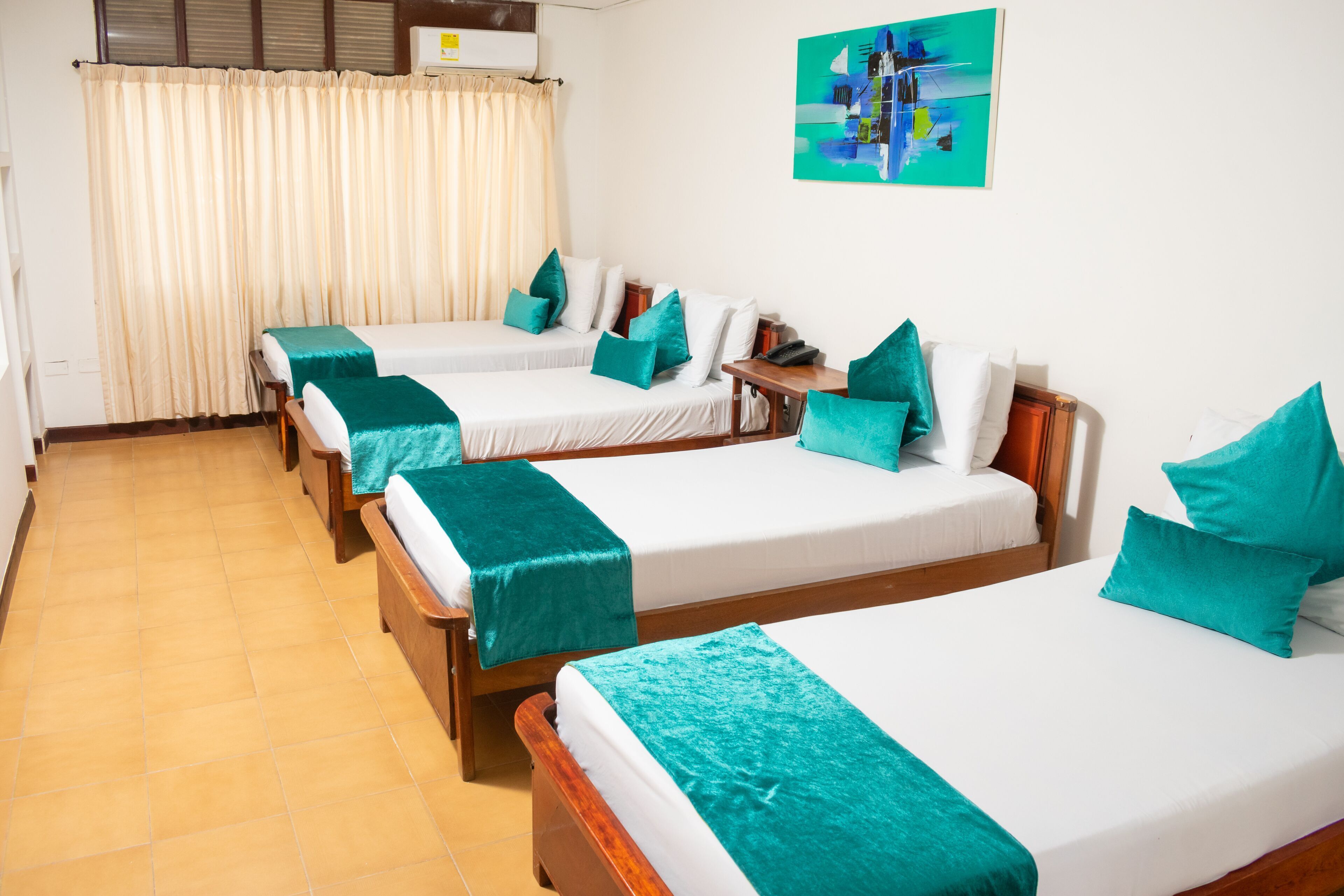 Minibar, wifi gratis y ropa de cama 