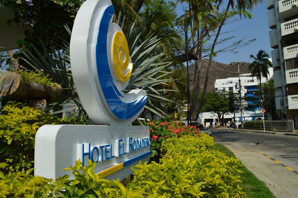 Front of property - Hotel Rodadero Dorado Beach (Santa Marta)
