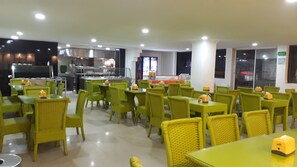 2 間餐廳，供應早餐、午餐和晚餐，地區料理