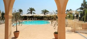 Outdoor pool, pool umbrellas, pool loungers - Villaggio San Giovanni (San Giorgio Ionico)