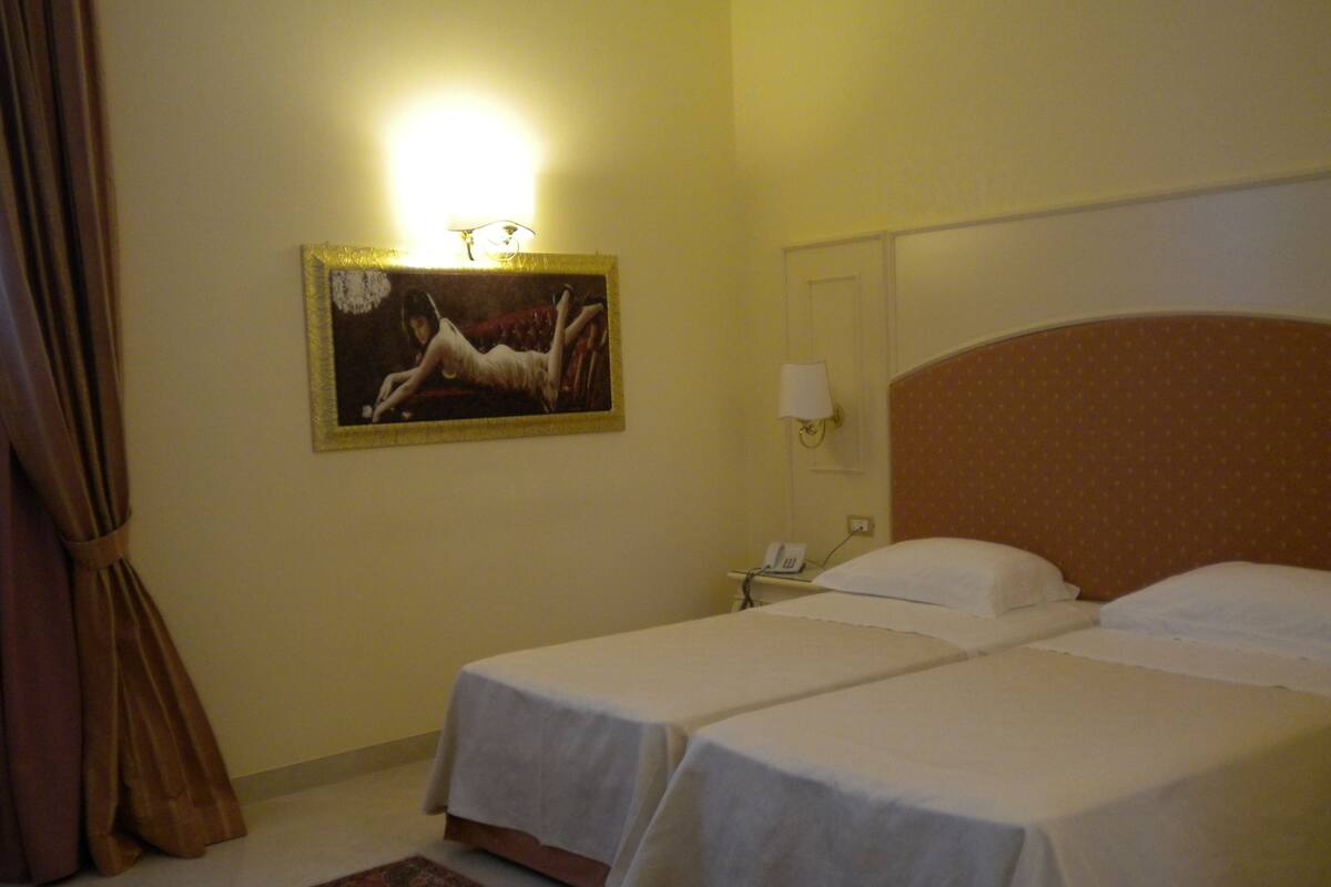 Double Room Single Use | Peralatan tempat tidur premium, bar mini, peti besi dalam bilik, meja 