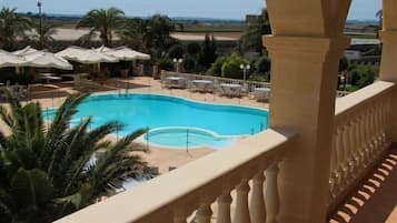 AuĂenpool, Sonnenschirme, LiegestĂŒhle