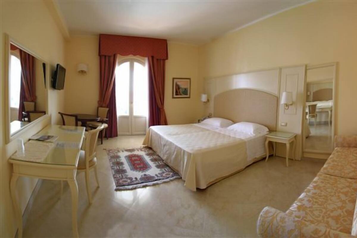 Deluxe Triple Room | Peralatan tempat tidur premium, bar mini, peti besi dalam bilik, meja 