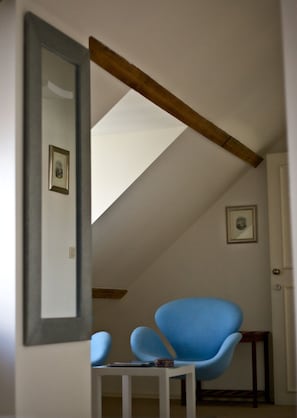 Suite, vue sur la ville | Aire de séjour | Téléviseur de 32 po avec télévision par câble