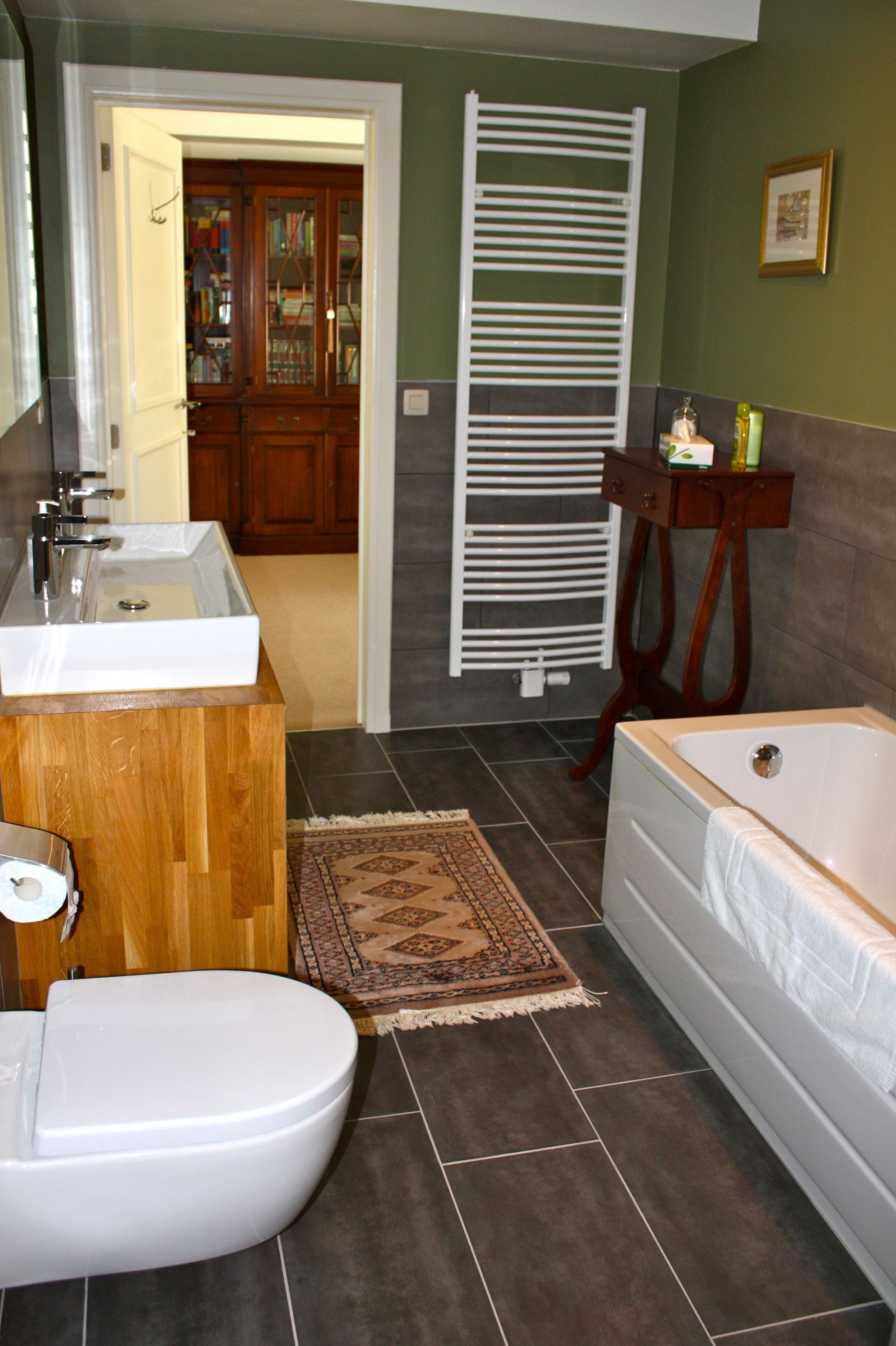 Suite familiare | Bagno | Vasca e doccia separate, soffione a pioggia, set di cortesia gratuito