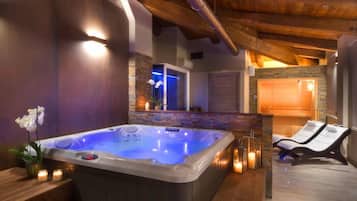 Salas de tratamiento para parejas, sauna y tina de hidromasaje