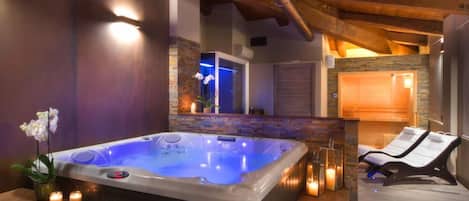 Salas de tratamiento para parejas, sauna y tina de hidromasaje