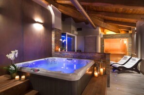 Couples treatment room(s), sauna, hot tub, steam room