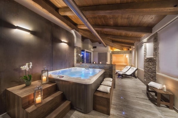 Couples treatment room(s), sauna, hot tub, steam room