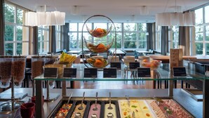 A buffet area with various food options and a fruit display. - Youth Hostel Crans-Montana (Crans-Montana)