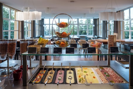 Desayuno buffet incluido todos los días . Youth Hostel Crans-Montana