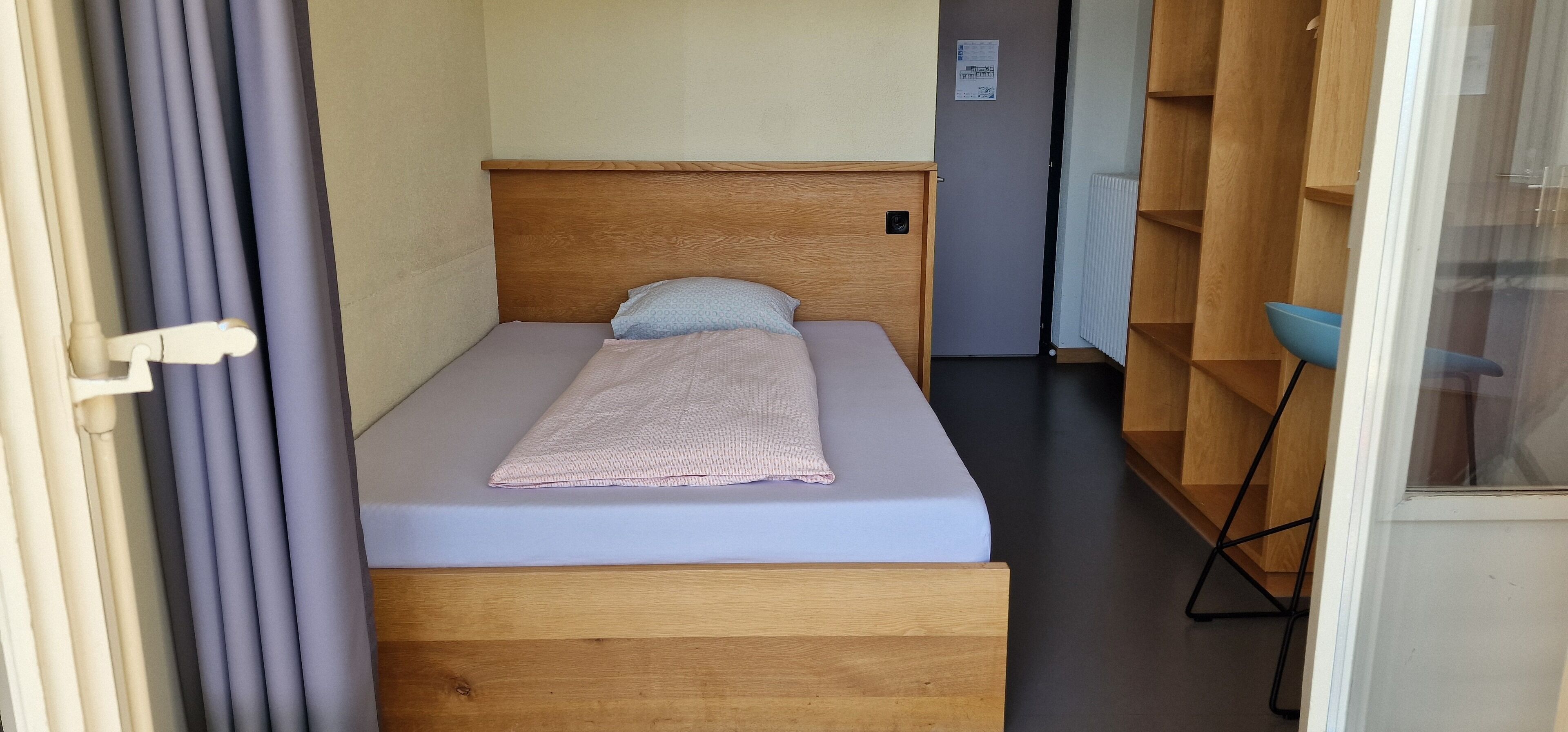 Quarto solteiro, banheiro privativo | Escrivaninha, berços grátis, Wi-Fi de cortesia, roupa de cama