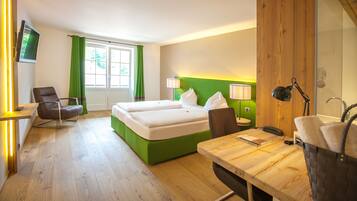 Ambiente Weißwand | In-room safe, desk, laptop workspace, iron/ironing board