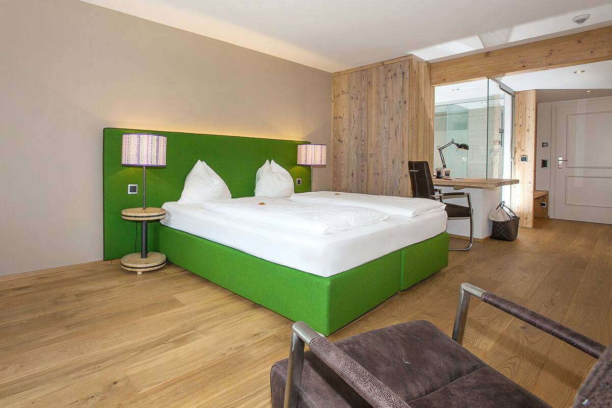 Ambiente Weißwand | In-room safe, desk, laptop workspace, iron/ironing board (on request)