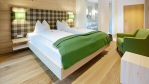 Ambiente Wolfgangsee (Lake Wolfgang) | In-room safe, desk, laptop workspace, iron/ironing board (on request) - Gasthof Zur Post (St. Gilgen)