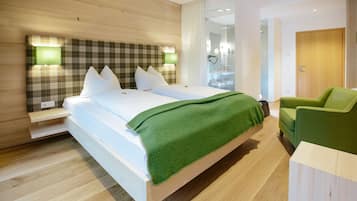 Ambiente Wolfgangsee (Lake Wolfgang) | In-room safe, desk, laptop workspace, iron/ironing board