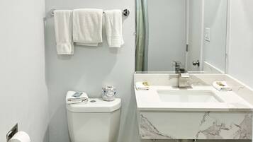 淋浴/浴缸二合一、免費盥洗用品、毛巾