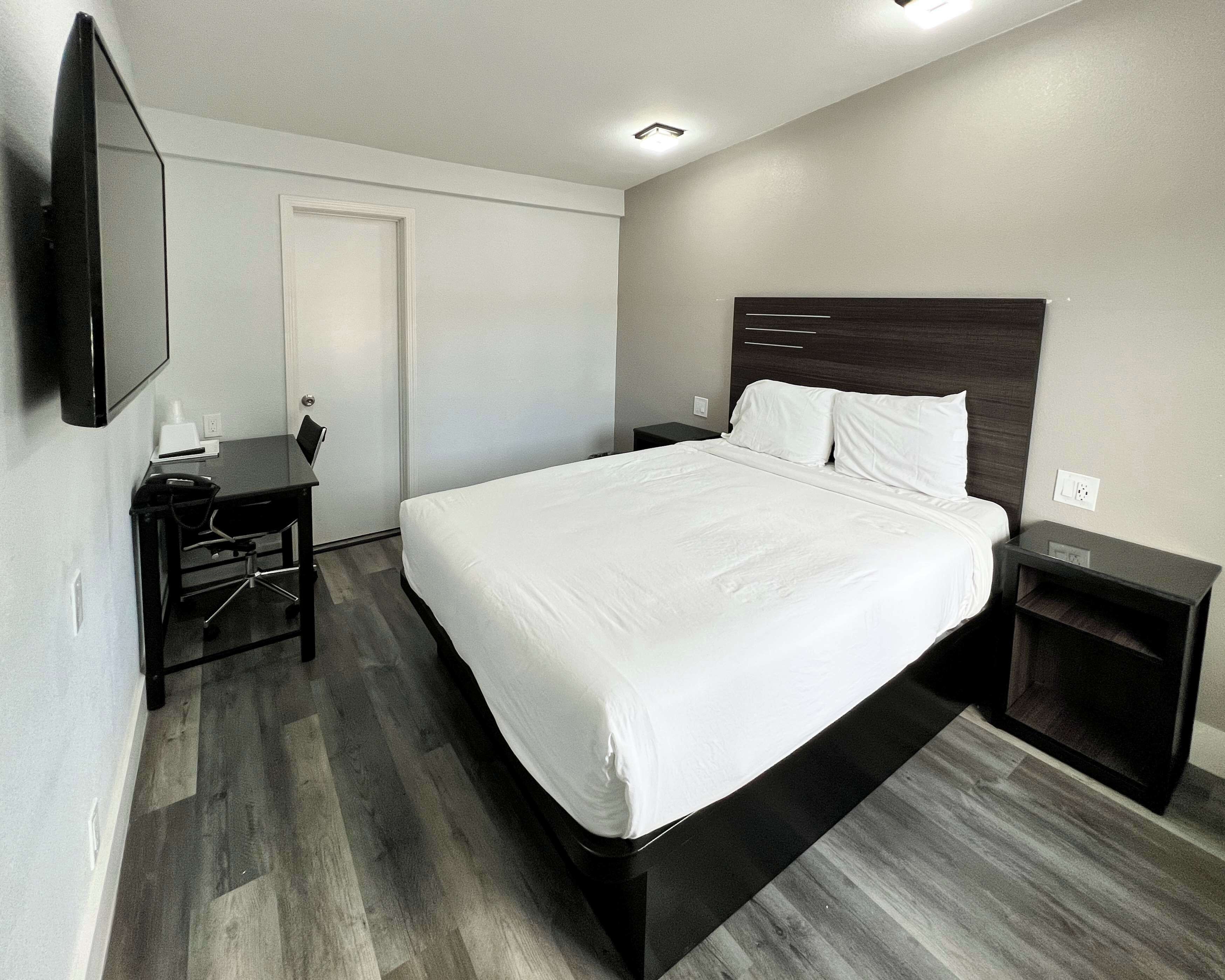 Cobrellits, escriptori, cortines opaques i wifi gratuïta 