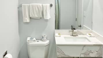 Een bad/douchecombinatie, gratis toiletartikelen, handdoeken