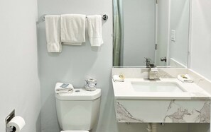 Combined shower/tub, free toiletries, towels - Motel 6 Santa Cruz, CA  (Santa Cruz)