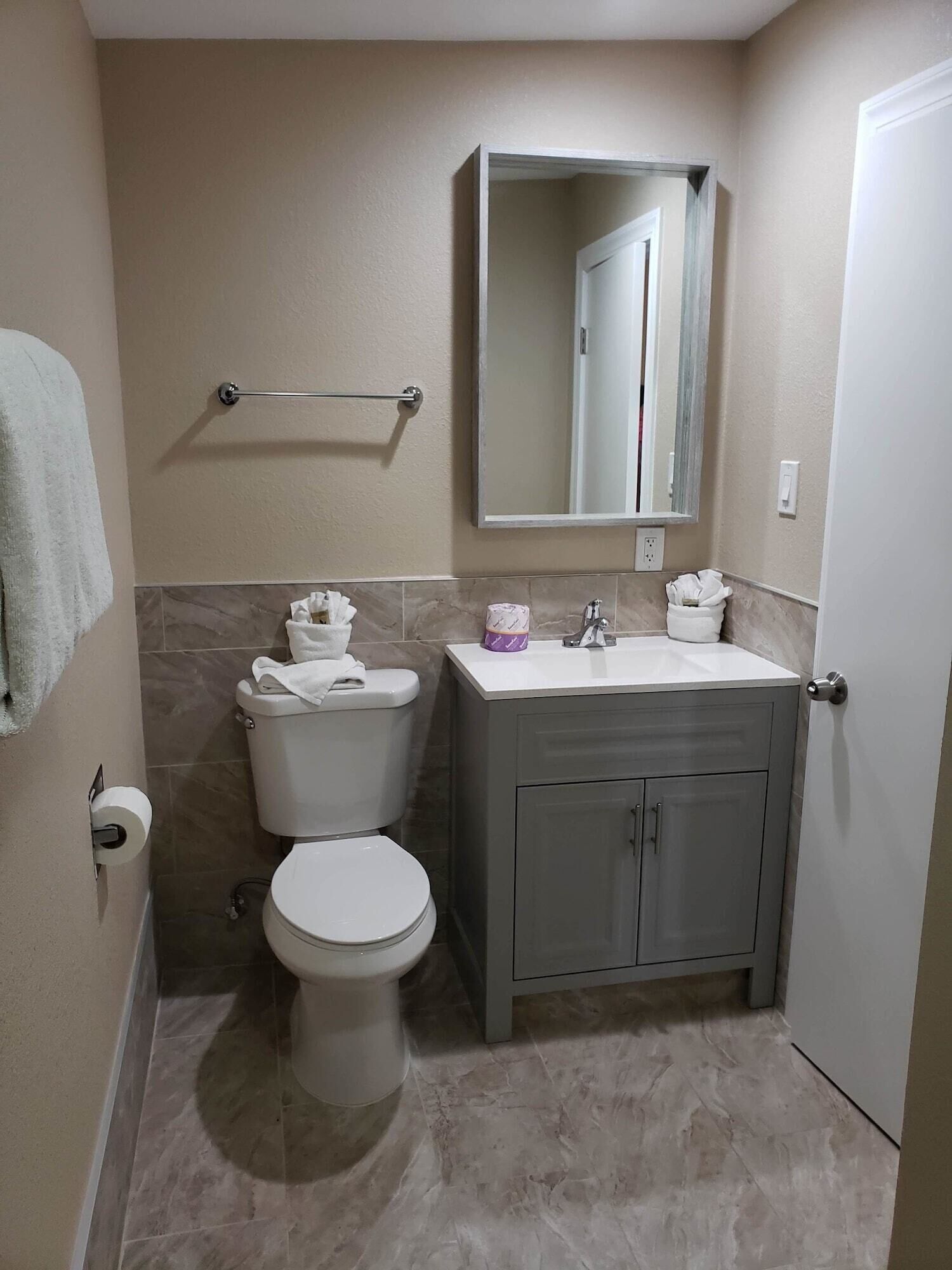 Combined shower/tub, free toiletries, towels