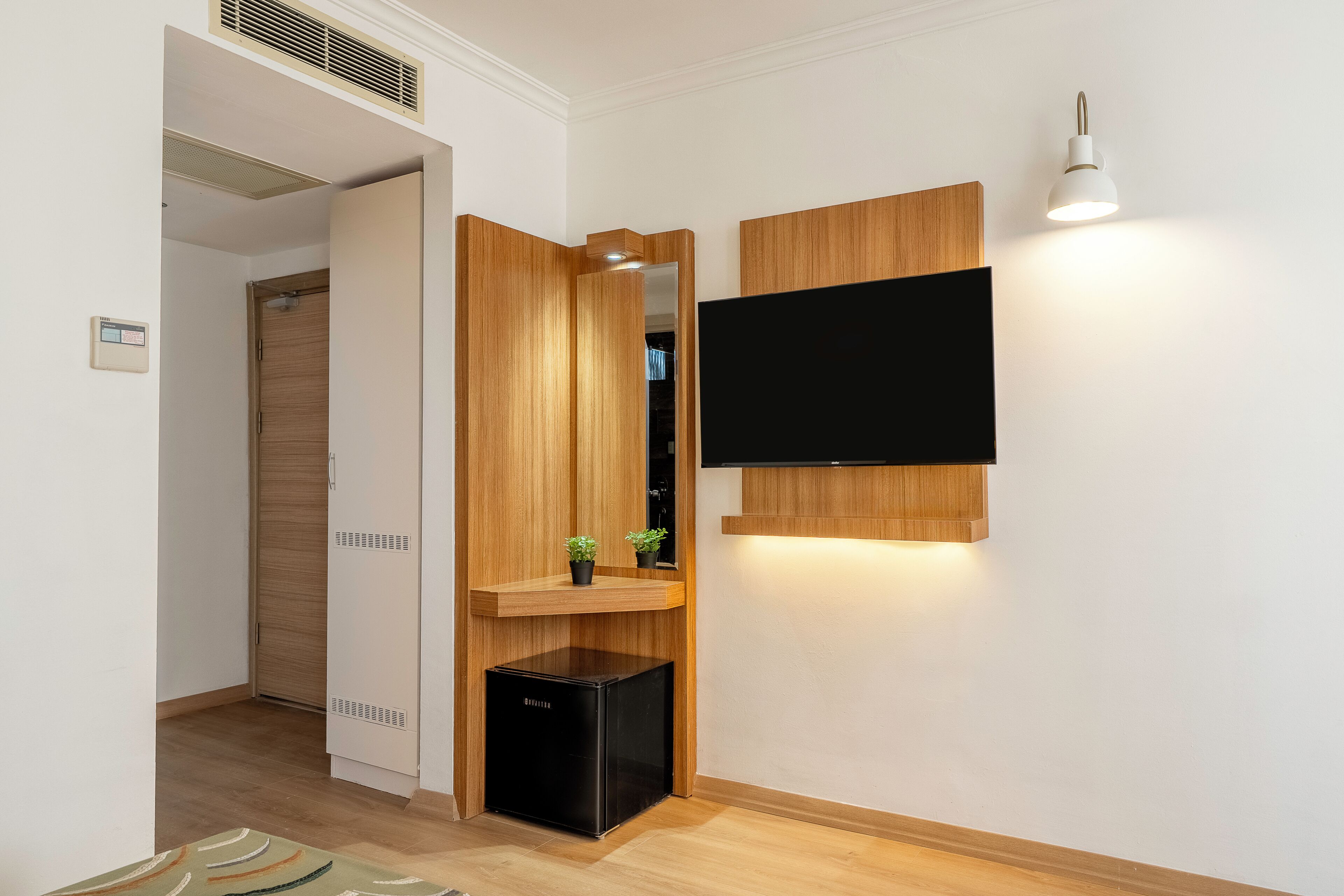 Habitación triple estándar, en esquina | Ropa de cama de alta calidad, minibar, caja fuerte y cortinas opacas