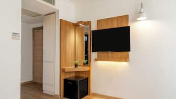 Habitación triple estándar, en esquina | Ropa de cama de alta calidad, minibar, caja fuerte y cortinas opacas