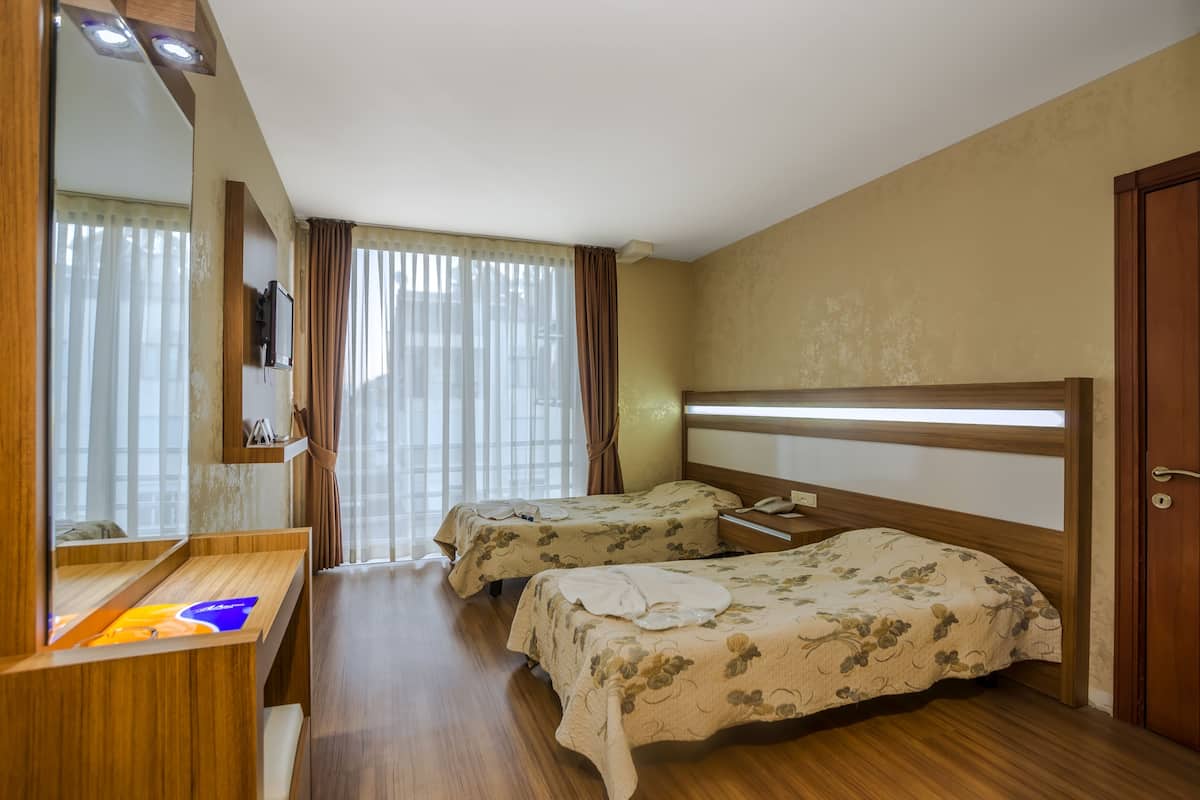Een minibar, een kluis op de kamer, een laptopwerkplek