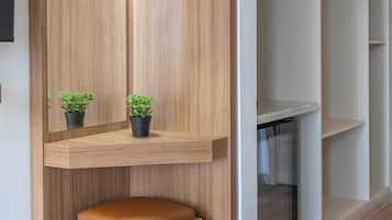 Standard Room | Minibar, in-room safe, laptop workspace, soundproofing
