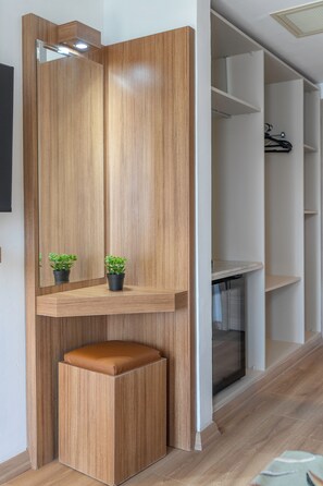 Habitación estándar | Minibar y caja de seguridad en la habitación 