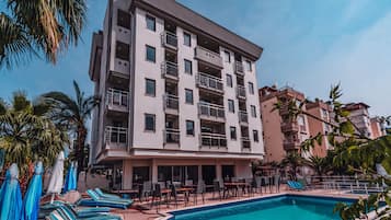 Piscine extérieure (ouverte en saison), parasols de plage