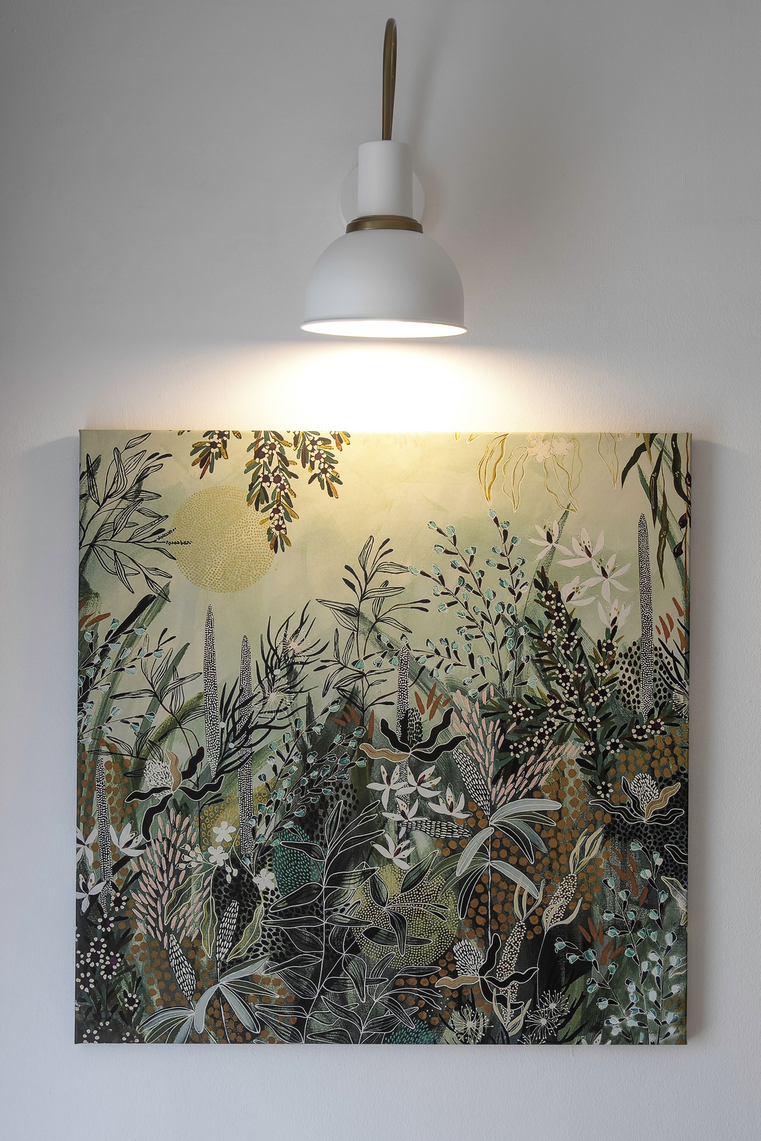 Une œuvre d’art murale comportant une variété d’illustrations botaniques.