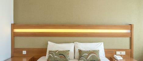 Standard Room | Minibar, in-room safe, laptop workspace, soundproofing