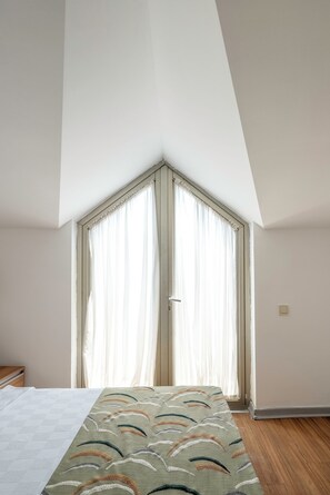Quarto econômico | Frigobar, cofres nos quartos, espaço de trabalho para notebook