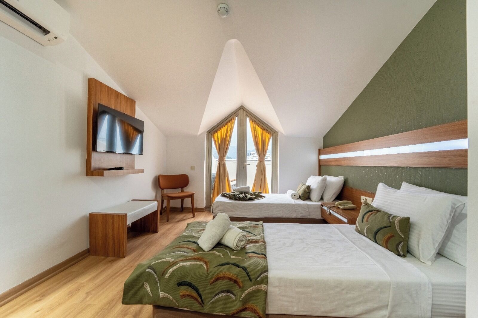 Family Room | Premium bedding, minibar, in-room safe, blackout curtains
